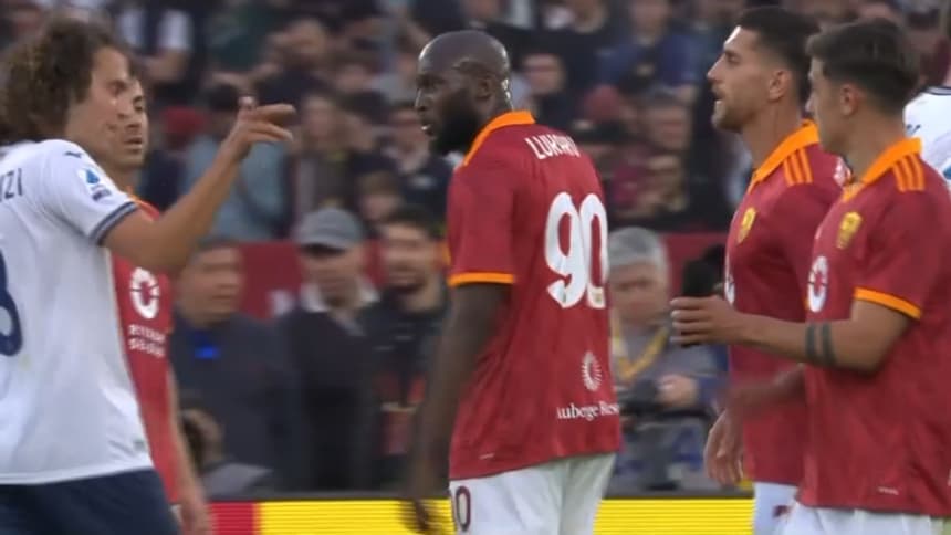 Matteo Guendouzi chambré par Paulo Dybala dans le derby de Rome, 6 avril 2024 Matteo Guendouzi chambré par Paulo Dybala dans le derby de Rome, 6 avril 2024
