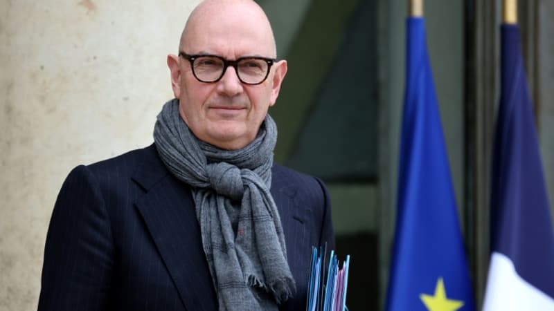 Des "contrôles sur le terrain" pour s'assurer qu'il n'y ait pas d'abus sur les prix à la pompe: Roland Lescure appelle à "garder son sang froid" en pleine flambée du pétrole