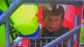 Un jeune supporter d'Aston Villa en larmes après s'être fait confisquer sa banderole