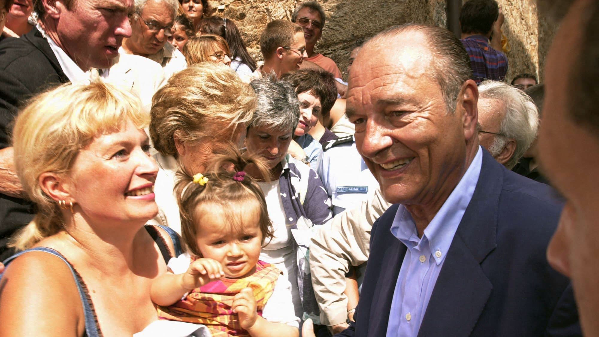 Jacques Chirac le 25 août 2002 devant l'église de Bormes-les-Mimosas où il s'est rendu pour assister à la messe 