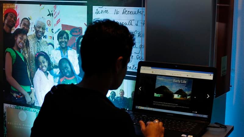 Un visiteur au siège de la fondation Nelson Mandela, à Johannesburg. Des milliers de lettres, de photos et de documents relatifs à Nelson Mandela ont été mis en ligne mardi sur internet (archive.nelsonmandela.org) dans le cadre d'un projet visant à ouvrir