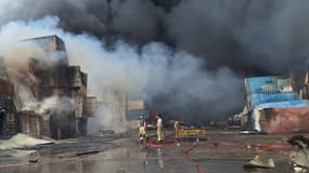 Des pompiers et des sauveteurs travaillent sur les lieux d'une explosion qui a eu lieu un jour plus tôt au quai du port Shahid Rajaï en Iran, le 27 avril 2025.