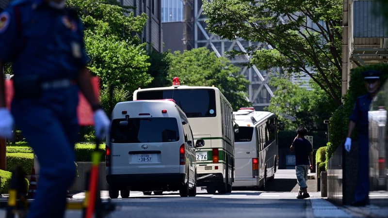 Bus transportant les accusés à leur procès à Tokyo. 