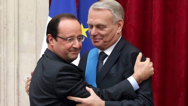 François Hollande décore Jean-Marc Ayrault, en décembre 2012.
