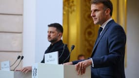 Le président français Emmanuel Macron, à droite, et le président ukrainien Volodymyr Zelensky, à sa gauche, le 17 novembre 2025, à Paris