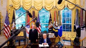 Donald Trump fait la promotion de son "passeport doré" dans le Bureau ovale, le 19 septembre 2025