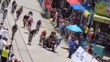 Une moto de police percutant des coureurs lancés à pleine vitesse lors de l'arrivée de la troisième étape du Tour du Venezuela, le 9 septembre 2025