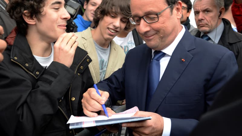 Hollande, en visite à Angoulême, signe le mot d'absence d'un lycéen, jeudi 9 octobre 2014.