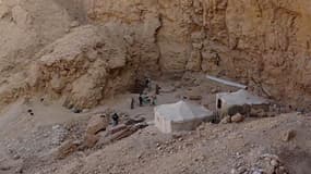 Des archéologues travaillant sur le site d'une tombe royale vieille de 3.500 ans à Louxor en Égypte