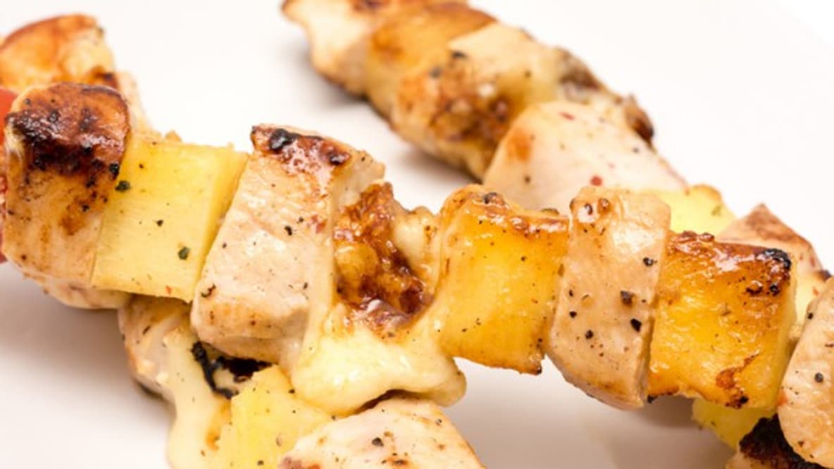 Des brochettes de poulet à l’ananas, un délice exotique