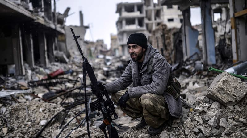 Un tireur d'élite kurde dans les ruines de Kobane, en Syrie, le 30 janvier 2015.