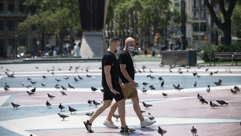 Passants sur la Place de Catalogne, dans le centre de Barcelone, le 18 juillet 2020
