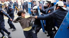 Des manifestants face aux forces de l'ordre à Taïwanle 24 mars 2014.