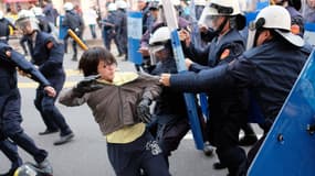 Des manifestants face aux forces de l'ordre à Taïwanle 24 mars 2014.