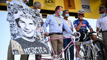 Mathieu van der Poel s'est vu remettre un vélo ayant appartenu à son grand-père, la légende du cyclisme Raymond Poulidor
