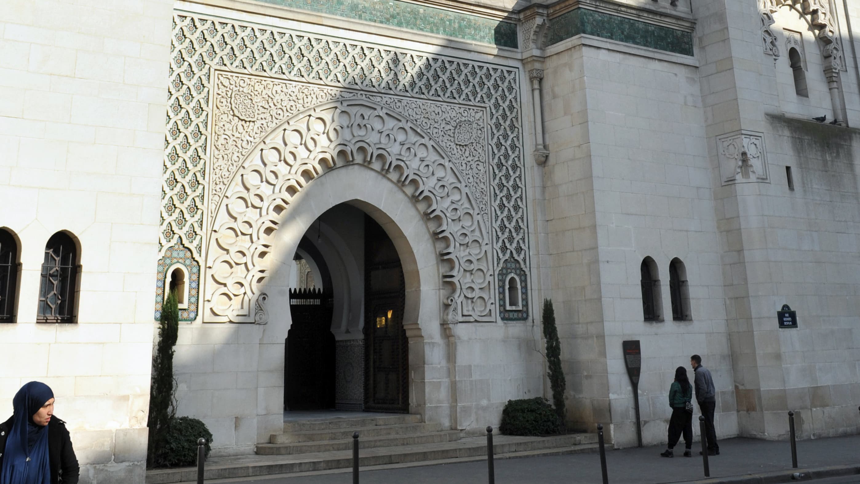Devant la Grande mosquée de Paris.