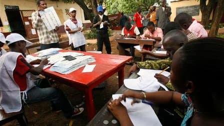 Le décompte des bulletins s'ouvre dans le quartier de Sig-Madina, dans la capitale guinéenne Conakry. L'élection présidentielle, la première démocratique depuis l'indépendance de 1958, s'est déroulée dimanche sans incidents. Les résultats du premier tour