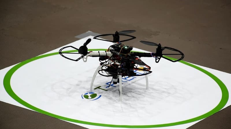 Le drone fait des rondes de manière autonome et diffuse de la musique pour déconcentrer les travailleurs restés tard au travail.