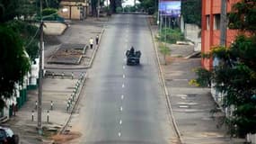 Patrouille de police dans une rue d'Abidjan. D'après une porte-parole du gouvernement de Laurent Gbagbo, les violentes manifestations de jeudi en Côte d'Ivoire ont fait 20 morts. /Photo prise le 16 décembre 2010/REUTERS/Thierry Gouegnon