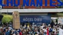 Des manifestants devant le CHU de Nantes le 16 juin 2020 pour réclamer de meilleures conditions de travail pour le personnel soignant à l'occasion d'une journée nationale de moibilisation
