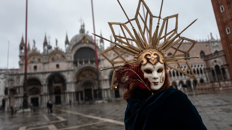 Un artisan vénitien à l'occasion du carnaval, le 7 février 2021