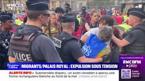 Paris: des jeunes réfugiés, installés place du Palais Royal, évacués par les forces de l'ordre