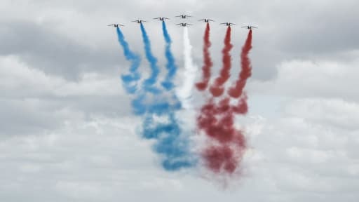 La Patrouille de France survole Vierville-sur-Mer, le 6 juin 2020, lors des cérémonies du 76e anniversaire du Débarquement de Normandie