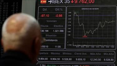 À la Bourse de Madrid, mercredi. Les responsables politiques européens ont tenté de prévenir une contagion de la crise grecque à d'autres pays de la zone euro, allant jusqu'à menacer de prendre des mesures contre la spéculation, sans toutefois parvenir à
