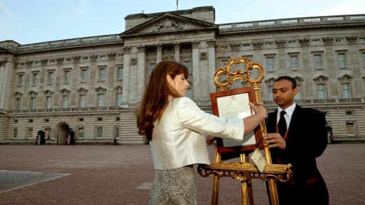 Badra Azim, à droite, a installé le faire-part du "royal baby". Depuis, il a dû retourner en Inde.