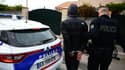 Un policier de la BRI procède à une interpellation à Marseille