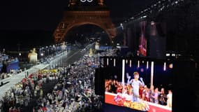 La scène de Dionysos sur un écran géant lors de la cérémonie d'ouverture des Jeux de Paris, le 26 juillet 2024