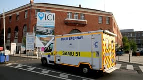 Une ambulance arrive au CHU de Reims, où une infirmière et une secrétaire médicale ont été agressées au couteau, le 22 mai 2023
