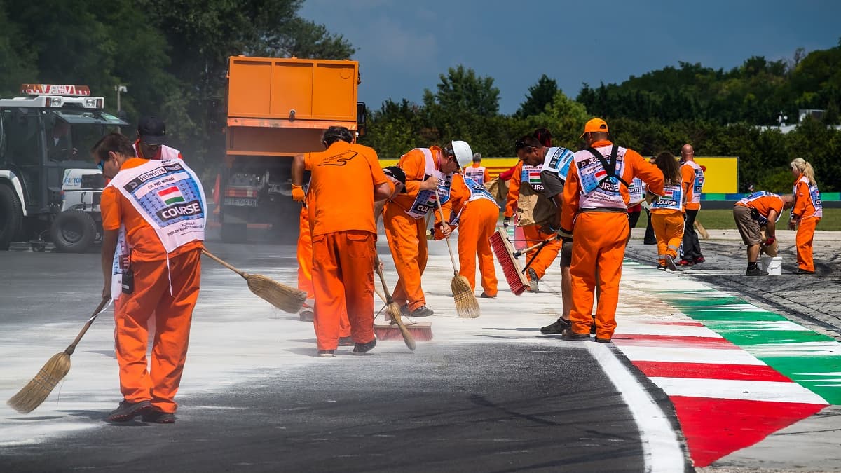 Les commissaires nettoient la piste au GP de Hongrie Les commissaires nettoient la piste au GP de Hongrie