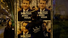Des partisans de LREM et des « Jeunes avec Macron » (JAM) collent des affiches de campagne du président de la République et candidat à l'élection présidentielle de 2022, Emmanuel Macron, à Vanves, près de Paris, le 16 mars 2022.