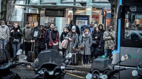 Des usagers RATP à un arrêt de bus gare Montparnasse à Paris, le 2 janvier 2020 (Photo d'illustration).