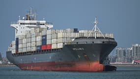 Un cargo, chargé de conteneurs, se prépare à accoster au terminal à conteneurs du port de Lianyungang à Lianyungang, dans la province du Jiangsu, le 24 mars 2021.
