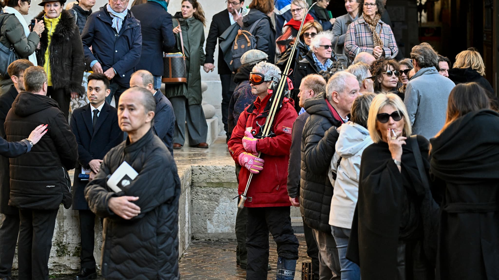 Mort de Michel Blanc: un fan a rendu hommage à l'acteur en arrivant avec des skis à ses obsèques (1/1)