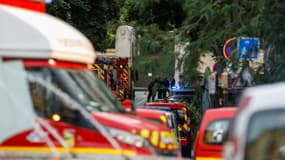 Des policiers et véhicules de secours se trouvent près du lieu où un automobiliste a foncé sur la terrasse d'un café à Paris, le 17 juillet 2024