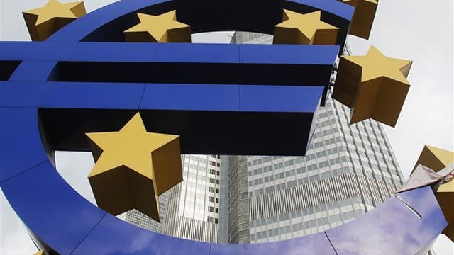 Le siège de la Banque centrale européenne, à Francfort. Nicolas Sarkozy estime que la BCE peut jouer un rôle plus important dans le soutien à la croissance économique sans changer les traités. /Photo prise le 24 janvier 2012/REUTERS/Lmar Niazman