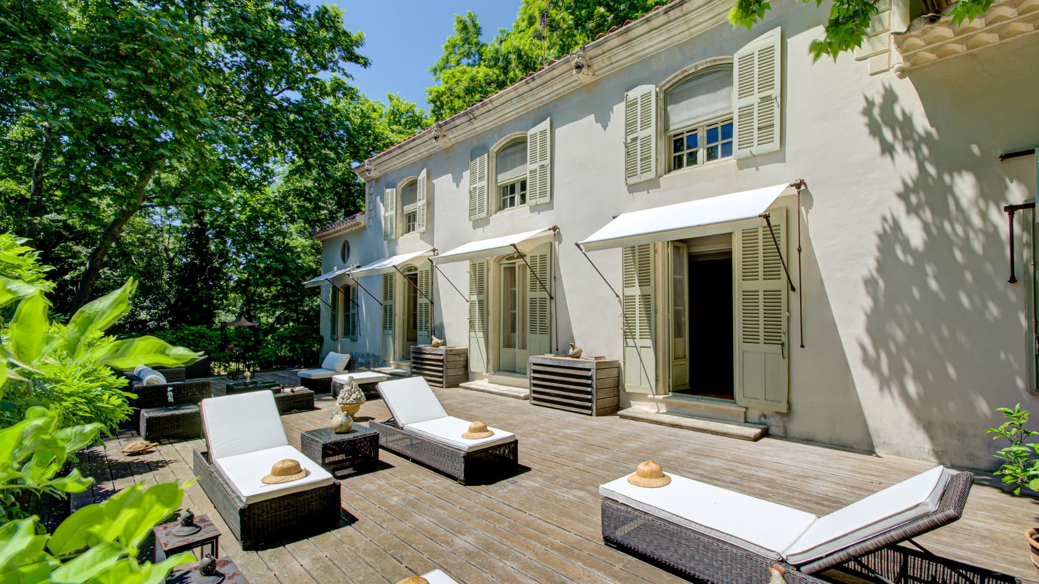Cette villa dispose d'une terrasse pour se détendre entouré d'une végétation luxuriante. 