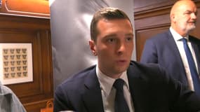 Jordan Bardella lors d'une séance de dédicaces à Strasbourg, le 27 novembre 2024.