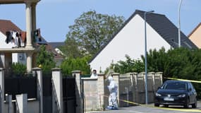 La police scientifique à l'entrée de la maison où ont été retrouvés morts un femme et ses deux enfants, le 25 mai 2023 à Dreux, en Eure-et-Loir
