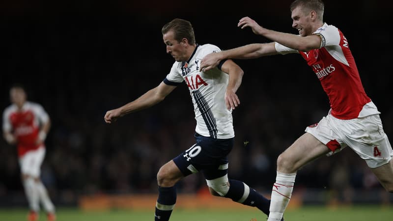 Harry Kane au duel avec Per Mertesacker
