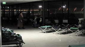 Lits de camps dans un terminal de l'aéroport de Roissy-Charles-de-Gaulle, dans la nuit de vendredi à samedi. Le trafic aérien est revenu à la normale samedi après les chutes de neige qui ont semé la pagaille ces deux derniers jours dans les aéroports pari