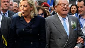 Marine Le Pen a emmené dimanche pour la première fois en présidente du Front national le traditionnel défilé du 1er-Mai à Paris où elle s'est posée en porte-drapeau des classes populaires face aux syndicats. /Photo prise le 1er mai 2011/REUTERS/Charles Pl
