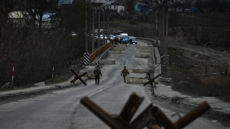 EN DIRECT - Guerre en Ukraine: les forces russes encerclent Kiev et bloquent Marioupol