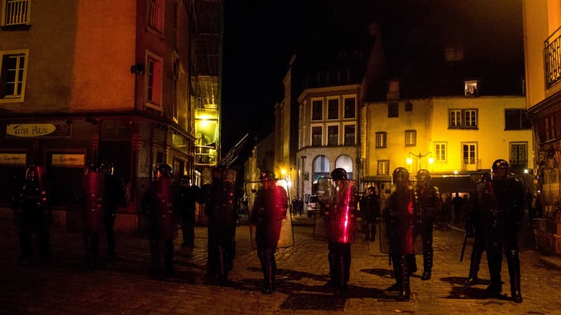 Des CRS en faction dans les rues de Rennes (Ille-et-Vilaine) lors d'une manifestation en soutien à Théo ce mercredi.