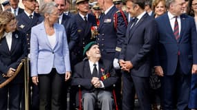 Élisabeth Borne, Emmanuel Macron et Léon Gautier lors des cérémonies de commémoration du débarquement le 6 juin 2023