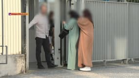 Des élèves portent l'abaya et le voile devant un établissement scolaire en France - RMC