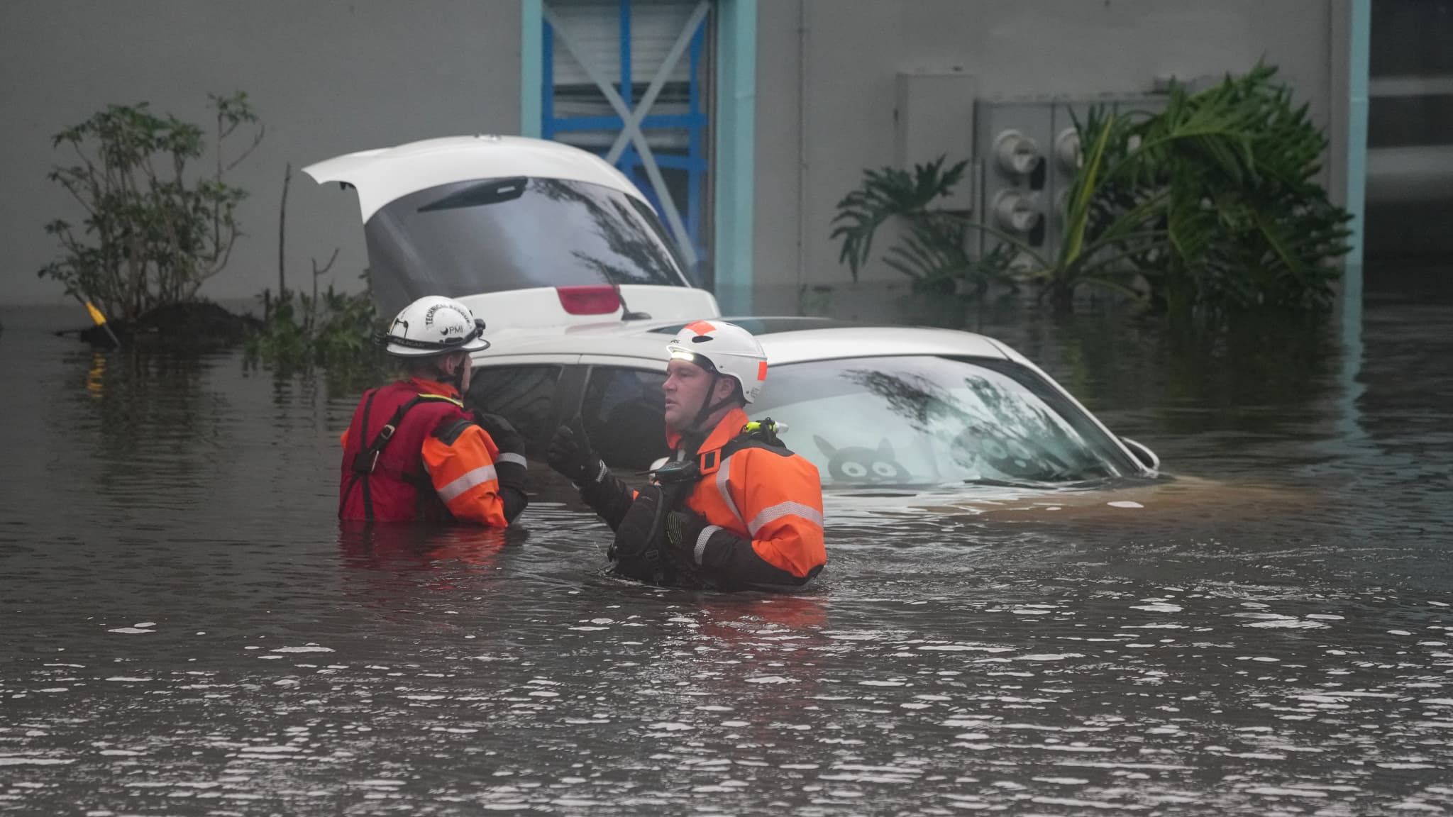 Des secouristes interviennent à Clearwater en Floride après le passage de l'ouragan Milton, le 10 octobre 2024